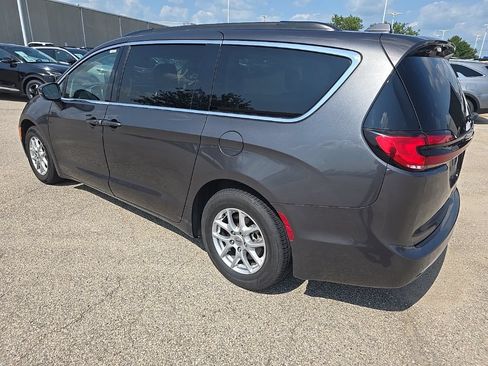 Used 2022 Chrysler Pacifica Touring-L FWD image 5