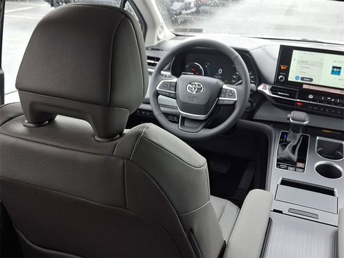 New 2025 Toyota Sienna XLE image 9
