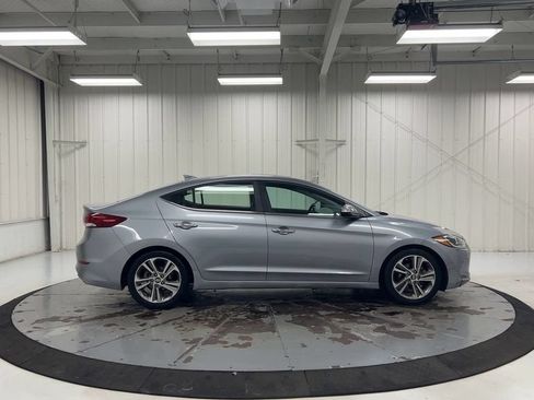 Used 2017 Hyundai Elantra Limited w/ Limited Tech Package 04 FWD image 9