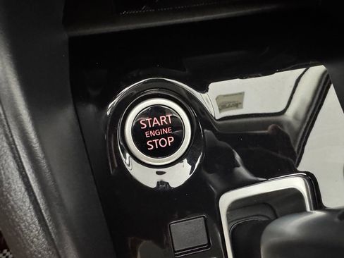 Used 2025 Nissan Versa SR FWD image 15