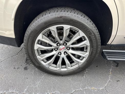 Used 2021 GMC Yukon Denali w/ Denali Premium Package image 18