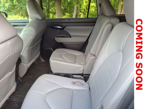 Used 2021 Toyota Highlander XLE AWD/4WD image 9