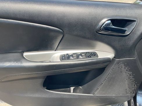 Used 2019 Dodge Journey SE FWD image 7