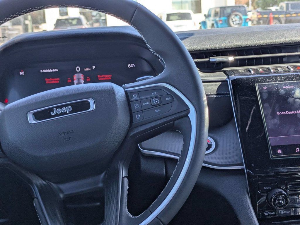 Used 2025 Jeep Grand Cherokee Laredo X RWD image 12