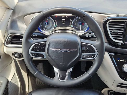 Used 2023 Chrysler Pacifica Touring-L FWD image 12