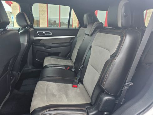 Used 2017 Ford Explorer XLT w/ Equipment Group 202A AWD/4WD image 10