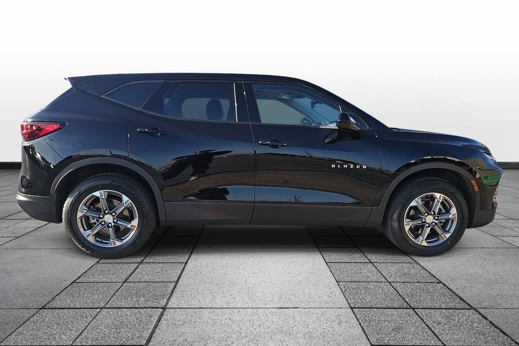 Used 2025 Chevrolet Blazer LT FWD image 4