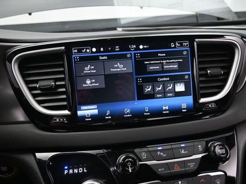 Used 2025 Chrysler Pacifica Select image 34