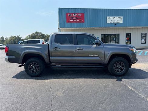 Used 2020 Toyota Tacoma SR5 RWD image 3