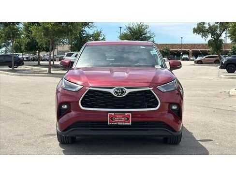 Certified 2025 Toyota Highlander LE AWD/4WD image 2