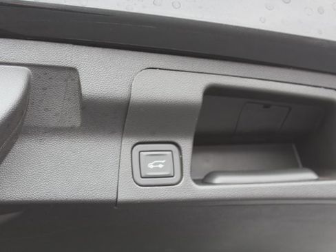 Used 2023 GMC Acadia Denali w/ Black Diamond Edition image 9