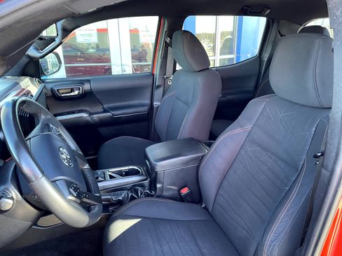 Used 2018 Toyota Tacoma TRD Sport image 10