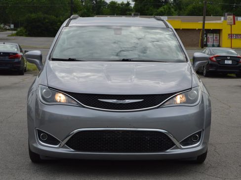 Used 2017 Chrysler Pacifica Touring-L FWD image 3