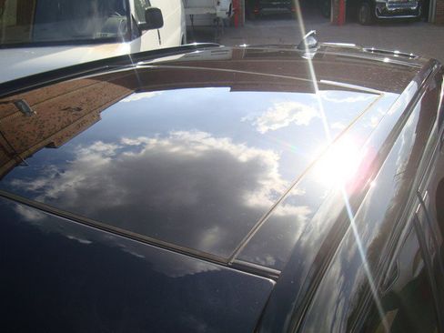 Used 2018 Land Rover Range Rover Velar R-Dynamic SE image 8