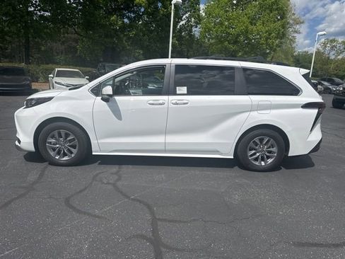 Used 2025 Toyota Sienna LE image 8
