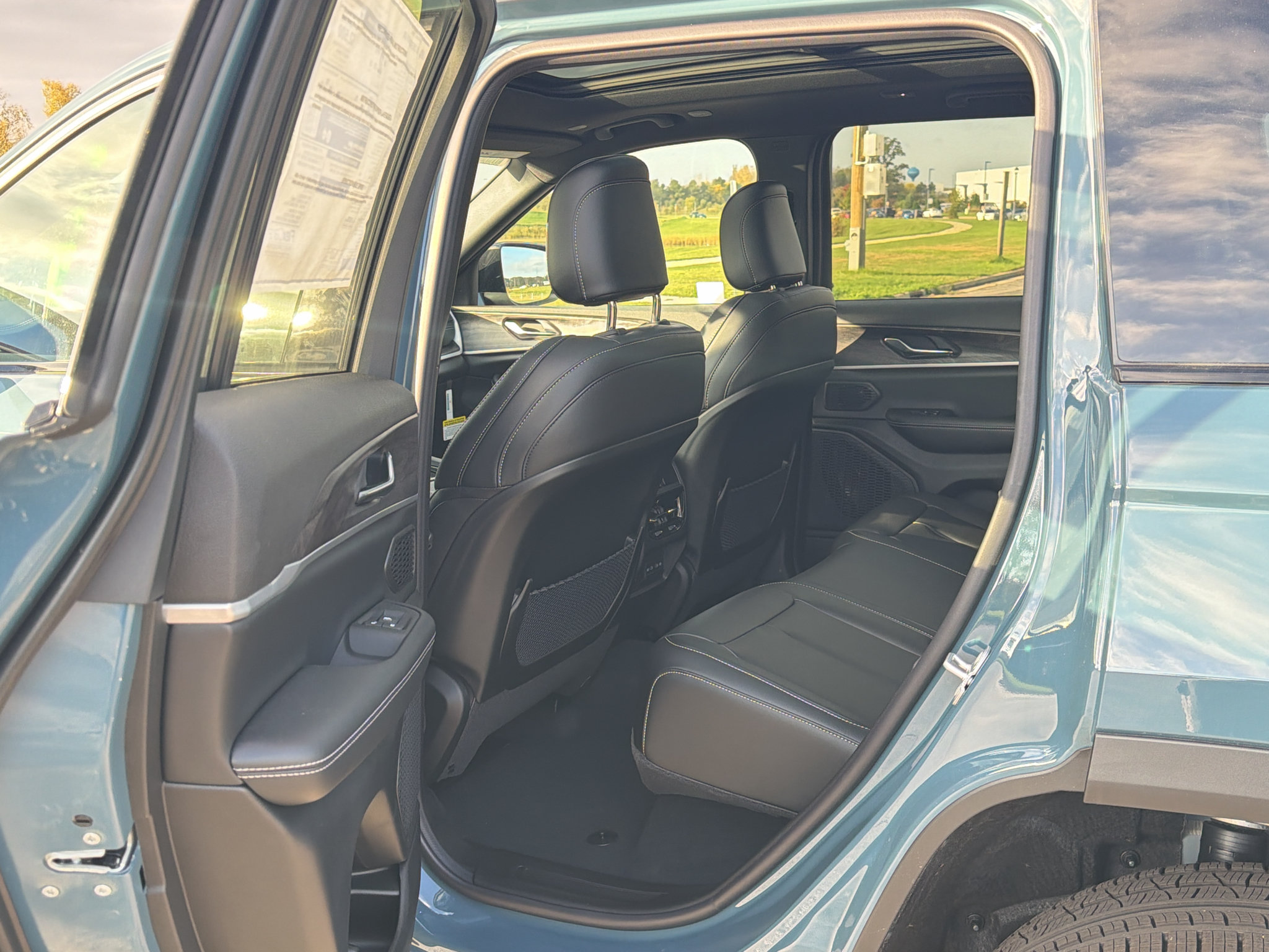 New 2027 Jeep Grand Cherokee Limited w/ Limited Altitude Package AWD/4WD image 35