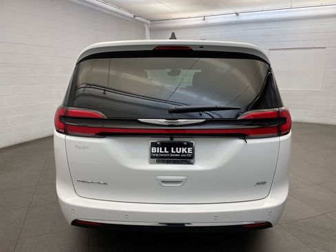 New 2026 Chrysler Pacifica Select AWD/4WD image 4