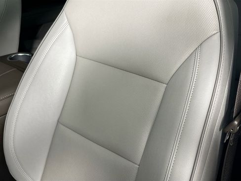 Used 2024 GMC Yukon SLT w/ SLT Luxury Package image 19