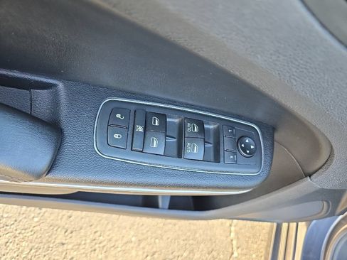 Used 2019 Chrysler 300 Limited RWD image 18