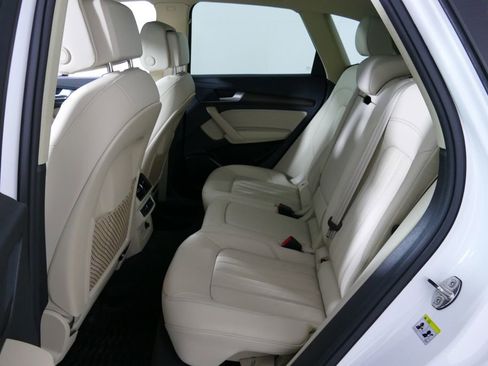 Used 2023 Audi Q5 2.0T Premium w/ Convenience Package image 4