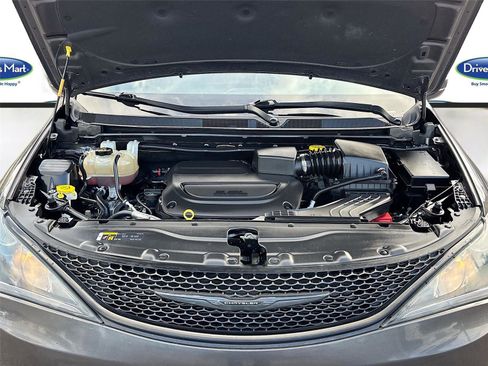 Used 2019 Chrysler Pacifica Touring Plus w/ S Appearance Package image 33