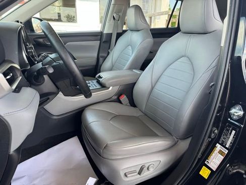 Used 2023 Toyota Highlander XLE image 22