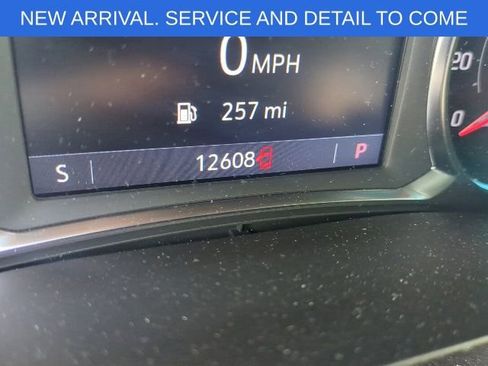 Used 2023 Chevrolet Traverse LT FWD image 2