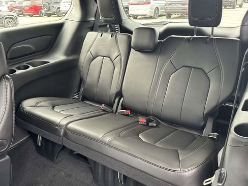New 2026 Chrysler Pacifica Select image 9