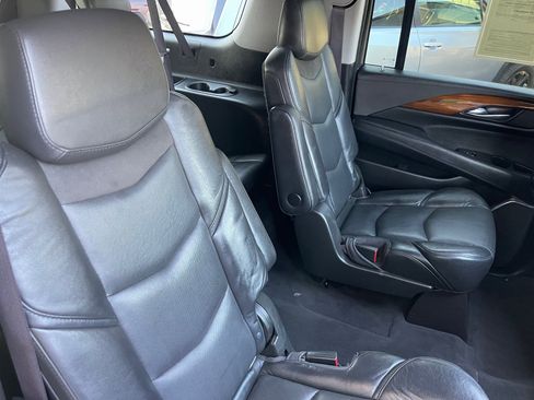 Used 2017 Cadillac Escalade ESV Premium Luxury image 28