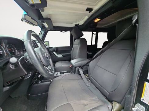 Used 2016 Jeep Wrangler Unlimited Sahara w/ Max Tow Package AWD/4WD image 9