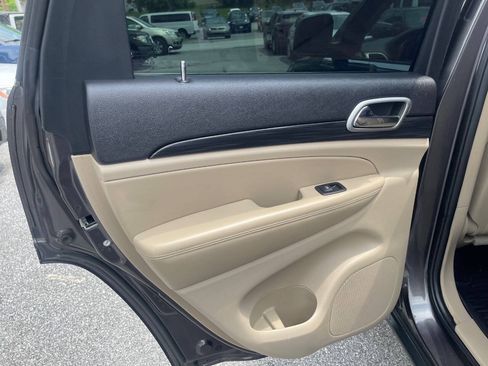Used 2019 Jeep Grand Cherokee Laredo AWD/4WD image 22