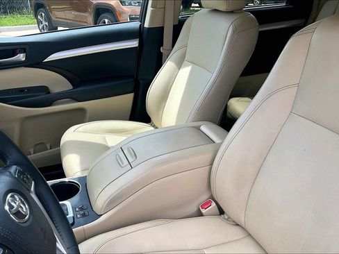 Used 2016 Toyota Highlander XLE FWD image 25