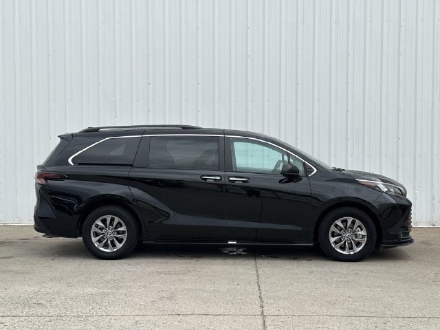 Used 2025 Toyota Sienna XLE FWD image 3