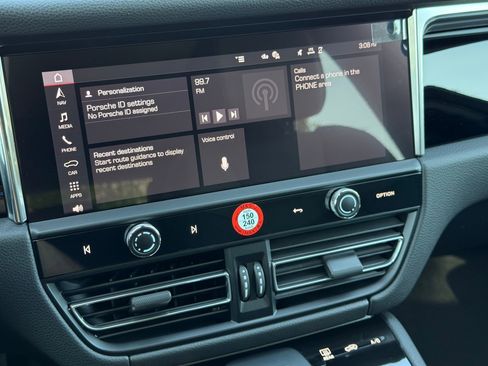 Used 2025 Porsche Macan AWD/4WD image 19