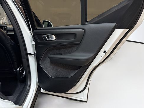 Used 2025 Volvo XC40 B5 Core image 33