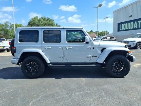Used 2023 Jeep Wrangler Unlimited Sahara AWD/4WD image 4