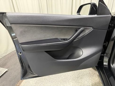 Used 2021 Tesla Model Y Long Range AWD/4WD image 17
