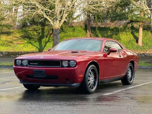 Used 2010 Dodge Challenger SE image 1