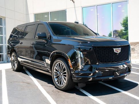 Used 2025 Cadillac Escalade ESV Sport Platinum w/ LPO, Floor Liner Package AWD/4WD image 7