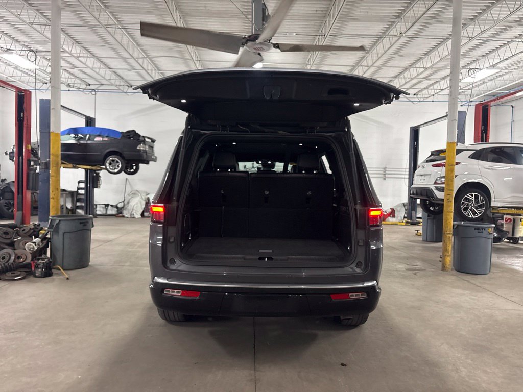 Used 2024 Jeep Wagoneer Series II w/ Flexible Seating Group RWD image 16