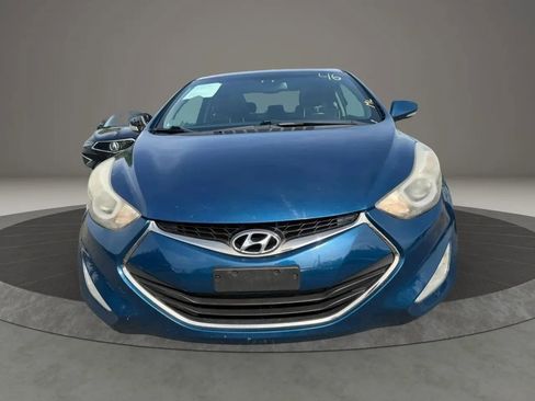 Used 2014 Hyundai Elantra w/ Option Group 2 FWD image 2