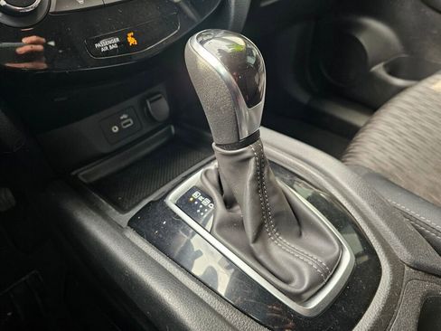 Used 2019 Nissan Rogue SV image 31