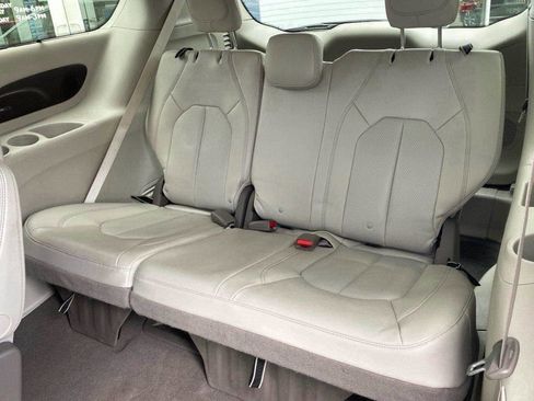 Used 2020 Chrysler Pacifica Touring-L w/ Advanced Safetytec Group FWD image 24