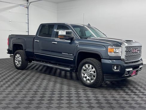 Used 2018 GMC Sierra 2500 Denali w/ Duramax Plus Package AWD/4WD image 7