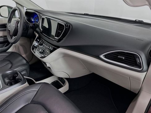 Used 2023 Chrysler Pacifica Touring-L FWD image 29