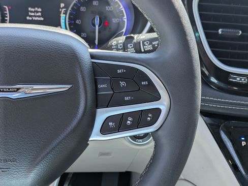 Used 2024 Chrysler Pacifica Limited FWD image 21