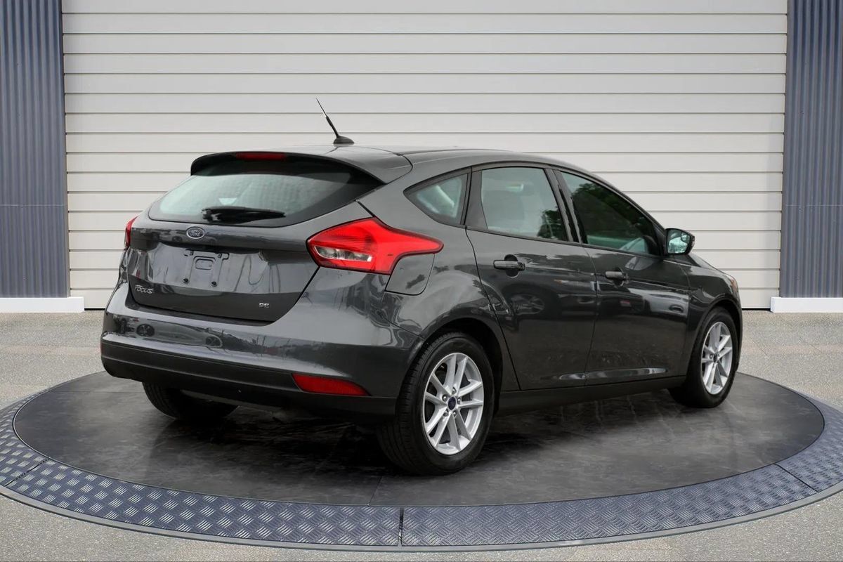 Used 2018 Ford Focus SE w/ Cold Weather Package FWD image 7