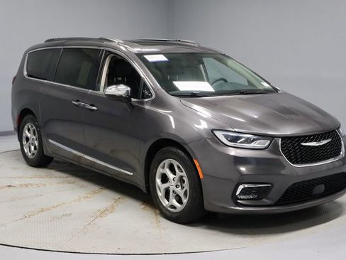 Used 2023 Chrysler Pacifica Limited FWD image 1