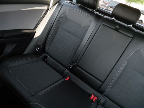 Certified 2022 Volkswagen Taos SE AWD/4WD image 12
