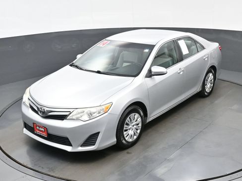 Used 2014 Toyota Camry LE FWD image 35